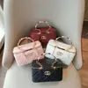 Bolso de Mano Caja de Metal con Asa Transfronteriza para Moda Bolsita de Maquillaje para Mujer 2026 Nuevo Estilo Bolso Pequeño Cruzado al Hombro con Cadena de Piel de Oveja