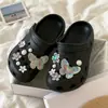 Sandálias de Verão Leves com Solado Macio para Não Cansar os Pés Personalizadas DIY Flor de Pérola Borboleta Estilo Doce Crocs