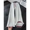 Calça de moletom plissada color block estilo retro americano para homens, apresentando um design de retalhos xadrez, corte solto de perna reta e estilo casual e esportivo, perfeita para o outono