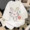 Camiseta de manga corta con estampado divertido de conejo de dibujos animados estilo japonés de seda de leche, unisex, corte holgado, estilo high street, lindo top de verano