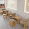 Tienda de té con leche, cafetería, mesa y silla combinadas, tienda de aperitivos y bebidas, pared, asiento de tarjeta, sofá, área de negociación, mesa y silla de ocio.