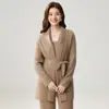 Cardigã de Cashmere de Comprimento Médio Estilo Outono/Inverno 2026 Gola Cachecol Feminina Camada Base Estilo Versátil Roupa de Fora Grossa com Cadarço