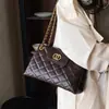 Nuevo bolso de hombro con cadena de patrón de diamantes de moda transfronterizo de comercio exterior para mujer, un bolso de nicho elegante y de alta gama para el día a día que se puede llevar debajo del brazo o en la mano.