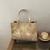 Otoño 2026 Nuevo Bolso de Hombro Grande con Textura de Letra en Relieve Bolso Tote de Commuter Retro de Moda de Nicho