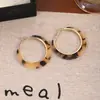 Pendientes únicos de estampado de leopardo estilo europeo y americano, nuevo modelo popular, pendientes de alta gama y elegantes, aros grandes, mismo estilo que los aros de carey de Xu Yan