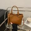 Bolso Pequeño Vintage Marrón Estilo Hong Kong para Mujer 2025 Nuevo Otoño e Invierno Bolso Cruzado Simple Debajo del Brazo Bolso Cubo Portátil