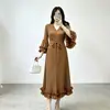 Atacado transfronteiriço vestido Issey Miyake, toque de luxo leve e de alta qualidade, decote V, mangas sino, barra com babados, acinturado, com amarração na cintura, vestido emagrecedor
