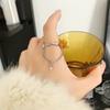 Pulsera con lazo para el cabello, de lujo y ligera, con diseño de mariposa de perla y anillo ajustable