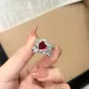 Anillo de Rubí Color Sangre de Paloma Exquisito de Lujo Ligero Calado Incrustado con Circonita Personalidad de Nicho Moda Socialité Anillo para el Dedo Índice Blanqueador