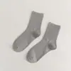 Meias novas femininas cor sólida algodão penteado japonês quatro estações meias cano alto preto e branco JK cor doce meias femininas simples atacado