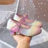 Nuevos zapatos de cristal para niños de primavera y verano, zapatos de tacón alto para niñas, zapatos de cuero de princesa para actuación, zapatos planos coloridos brillantes de suela suave, modernos