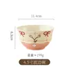 Cuenco de arroz de cerámica para uso doméstico, modelo nuevo con patrón de fresas en relieve lindo, alto valor estético, color bajo vidriado, juego de cuenco y plato para una persona