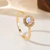 Anel feminino em cor dourada e prateada com halo de zircônia radiante, luxo leve, joia simples e elegante, versátil para o uso diário, atacado e varejo do fabricante