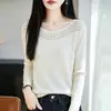 Coleção Outono/Inverno 2026: Suéter Feminino de Lã com Malha Aberta, Manga Longa, Cor Sólida, Design Assimétrico de Um Ombro, Caimento Solto e Detalhe Vazado