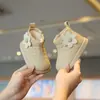 Sapatos de algodão estilo Chanel para bebê menina, inverno, sapatos estilosos de sola macia para bebês, botas de algodão forradas com fleece, botas de princesa