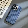 Patrón Corrugado Adecuado para Funda de Teléfono Apple 16, Apple 13 Año del Caballo iPhone 15 Pro Max Agujero Grande Pintura Metálica Funda Dura