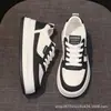 2026 Novos Sapatos Brancos de Salto Alto Emagrecedores com Sola Grossa para Mulheres Versáteis Moda Casual Campus Estudante Esportes ao Ar Livre Tênis de Skate