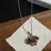 Collar con Colgante de Oso Cruzado de Felpa Marrón Perro Osito Cadena para Suéter Femenino Nicho Elegante Dulce Fresco Aspecto de Alta Calidad