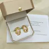 Pendientes transfronterizos de estilo europeo y americano con textura martillada dorada y perlas irregulares, nicho de lujo ligero vintage, suaves, de moda y únicos
