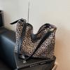 Bolso de ante con estampado de leopardo para mujer, bandolera de hombro de gran capacidad, portátil, para llevar debajo del brazo, otoño de 2025