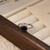 Anillo moderno, único, de nicho, de alta gama, accesorio de mano retro y simple para hombre, elegante anillo para el dedo índice modelo 2026 nuevo al por mayor