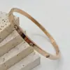 Pulseira de Aço Titânio Estilo Retrô Transfronteiriço com Borda Larga Cheia de Diamantes, Trevo de Quatro Folhas Banhado a Ouro 18K e Zircônia, Pulseira Anti-Desbotamento