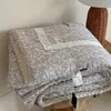 Nuevo modelo 2026 colcha de gasa de doble capa con esquinas cuadradas de cuatro lados y núcleo integrado, lavable a máquina, cálida para otoño e invierno, adecuada para todas las estaciones, primavera y otoño