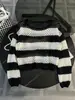 Conjunto de punto a rayas moderno y a la moda con pantalones de pierna ancha para mujer, atuendo casual deportivo de dos piezas para otoño para un look juvenil