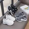 Tênis casuais infantis, nova coleção outono 2026, cabedal em couro respirável, tênis brancos para meninos, tênis duráveis para meninas, tênis chunky estilo pai
