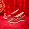 2025 Novos Sapatos de Casamento Vermelhos com Flor de Contas de Cristal com 7cm de Salto Adicionado Sapatos Xiuhe Chinoiserie Brinde Casamento Estilo Antigo Sapatos da Dinastia Han