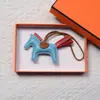 Colgante de Poni de Cuero Genuino Llavero de Cuero Hecho a Mano Piel de Oveja Poni Decoración para Asa de Bolso de Moda Venta al por Mayor