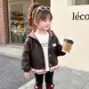 Chaqueta de Cuero con Capucha a Cuadros Rojos Estilo Coreano para Niñas Estilo Primavera/Otoño 2026 Nueva Moda Infantil Top Elegante de Niña Tendencia
