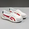 Sapatos casuais femininos K6811 de corte baixo, tênis confortáveis, novos sapatos casuais de couro para o outono de 2026, sola macia para gestantes