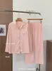 Conjunto Aconchegante de Veludo Gatinho Luz Suave, Pijama de Veludo Alemão para Mulheres, Roupa de Casa de Veludo Ilha de Outono, Cardigã com Lapela, Cor Sólida