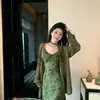 Vestido Largo Verde Floral de Tirantes Finos, Corte Ajustado, Cuello en V con Apariencia de Alta Gama, Moderno y Súper Bonito, Forma de H para Mujer en Primavera y Verano, Transfronterizo