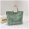 Bolsa de mão de PVC transfronteiriça com design estiloso, bolsa tote listrada resistente à água, bolsa versátil de grande capacidade para o dia a dia