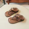 Sandálias de Tanga Casuais da Moda Verão 2026 Novo Estilo Coreano Nicho Sandálias Rasteirinhas Femininas Casual de Bico Aberto Solado Macio Chinelos