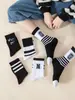 Calcetines para niños, calcetines de algodón para primavera y otoño, calcetines deportivos de algodón negros para niños mayores, calcetines blancos de media pantorrilla para niños y niñas en otoño e invierno