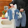 Traje de estilo extranjero para niño primavera 2025 nuevo para niños bebés moda primavera y otoño oso en el pecho cabeza de oso manga larga conjunto de tres piezas