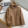 Pedido de fábrica para chaqueta cálida con capucha gruesa de imitación de lana de cordero para parejas de hombres y mujeres, top con capucha moderno y versátil