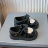 Sapatos de couro para meninas, sapatos infantis respiráveis de sola macia, primavera de 2025, novos sapatos de princesa infantis antiderrapantes e resistentes ao desgaste, maré