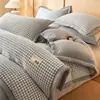Juego de ropa de cama de cuatro piezas de terciopelo de leche, funda de edredón de forro polar y engrosada de vellón de coral para invierno, juego de sábanas cálidas apto para estudiantes