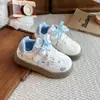 Zapatos de Tabla de Felpa de Moda para Niños 2026 Otoño/Invierno Nueva Llegada Niños Cálidos Superficie de Cuero Impermeables Versátil Diseño Deportivo