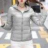 Nova Jaqueta Acolchoada de Penas com Capuz Feminina Curta Tamanho Grande Espessa Quente Estilo Coreano Simples Casual Moderna Leve