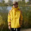 Chaqueta Exterior Tres en Uno a Prueba de Viento e Impermeable para Mujer, Estilo Pareja, Chaqueta de Montañismo Fina de Una Sola Capa para Hombre, Venta al por Mayor