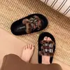 Pantuflas mullidas casuales para mujer coreanas 2026 suela de plataforma doble hebilla estilo peluche estudiante diario calleero chanclas de una tira