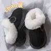 Chinelos de algodão com sola grossa de 8,0 cm para mulheres, novo outono e inverno 2025 para usar em casa e ao ar livre, que aumentam a altura, pelúcia quente, sapatos fechados atrás de algodão para mulheres
