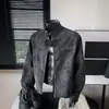 Ropa urbana estilo americano, diseño resistente, chaqueta corta de cuero con hombros acolchados, corte cuadrado, prendas de abrigo de alta gama para hombre, elegantes y de corte limpio.