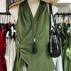 Estilo Novo de Verão 2026 V-neck Francês Amarração Cruzada na Cintura Acinturado Casual Verde Sem Mangas Camisa Colete Top para Mulheres