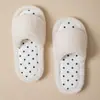 Chinelos de algodão com bolinhas para meninas da Amazon, chinelos de casa internos de inverno para mulheres, cor contrastante, chinelos de pelúcia europeus e americanos para mulheres